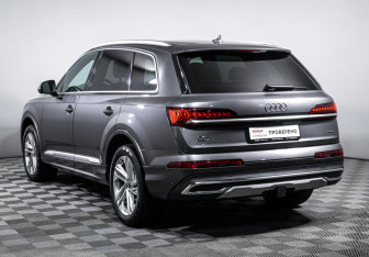 Подержанный автомобиль Audi Q7 2021 года (7 фото)
