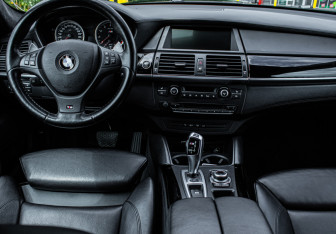 Подержанный автомобиль BMW X6 M 2013 года (10 фото)