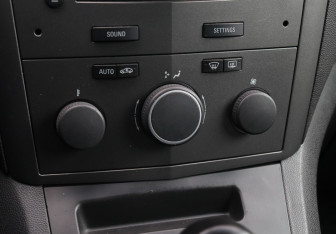 Подержанный автомобиль Opel Zafira Compactvan 2006 года (14 фото)