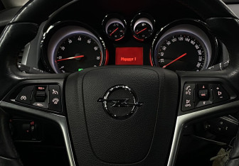 Подержанный автомобиль Opel Astra Sedan 2013 года (15 фото)