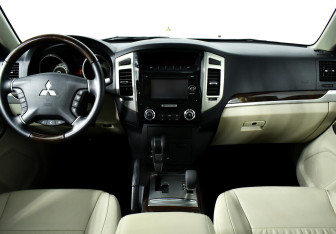 Подержанный автомобиль Mitsubishi Pajero 2015 года (10 фото)