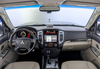 Подержанный автомобиль Mitsubishi Pajero 2019 года (14 фото)