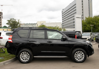 Подержанный автомобиль Toyota Land Cruiser Prado 2015 года (3 фото)