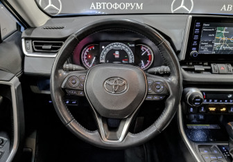 Подержанный автомобиль Toyota RAV4 2020 года (22 фото)