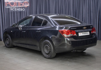 Подержанный автомобиль Chevrolet Cruze Sedan 2011 года (7 фото)