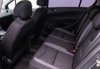 Подержанный автомобиль Peugeot 408 2015 года (11 фото)