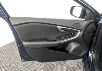 Подержанный автомобиль Volvo V40 Cross Country 2013 года (19 фото)