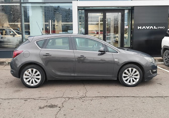 Подержанный автомобиль Opel Astra Sedan 2014 года (4 фото)