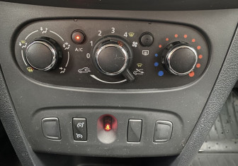 Подержанный автомобиль Renault Sandero 2015 года (15 фото)