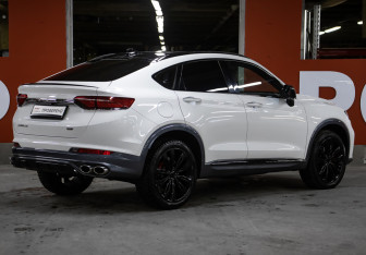 Подержанный автомобиль Geely Tugella 2022 года (5 фото)