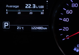 Подержанный автомобиль Kia Carnival 2016 года (10 фото)