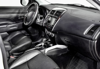 Подержанный автомобиль Mitsubishi ASX 2013 года (12 фото)