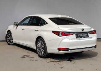 Подержанный автомобиль Lexus ES 2023 года (7 фото)