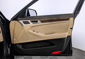 Подержанный автомобиль Genesis G80 2017 года (25 фото)