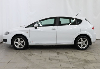 Подержанный автомобиль SEAT Leon Hatchback 2012 года (8 фото)
