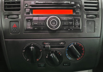 Подержанный автомобиль Nissan Tiida Hatchback 2011 года (14 фото)