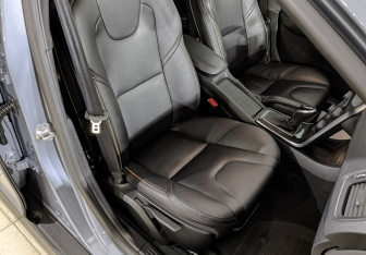 Подержанный автомобиль Volvo V40 Hatchback 2019 года (24 фото)