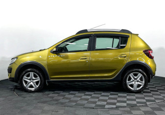Подержанный автомобиль Renault Sandero 2018 года (8 фото)