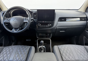 Подержанный автомобиль Mitsubishi Outlander 2022 года (13 фото)