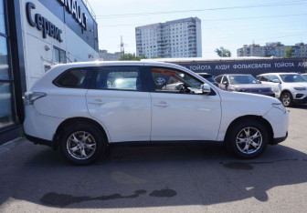 Подержанный автомобиль Mitsubishi Outlander 2013 года (4 фото)