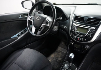 Подержанный автомобиль Hyundai Solaris Sedan 2012 года (10 фото)