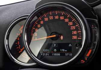 Подержанный автомобиль MINI Countryman 2018 года (16 фото)