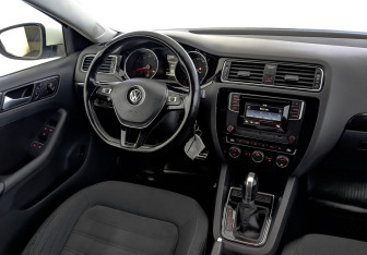 Подержанный автомобиль Volkswagen Jetta Sedan 2017 года (28 фото)