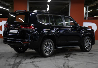 Новый Toyota Land Cruiser Suv 2022 (5 фото)