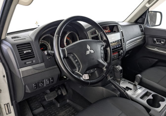 Подержанный автомобиль Mitsubishi Pajero 2021 года (15 фото)