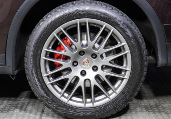 Подержанный автомобиль Porsche Cayenne 2016 года (27 фото)