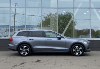 Подержанный автомобиль Volvo V60 Cross Country 2021 года (4 фото)