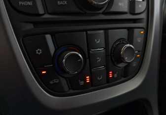 Подержанный автомобиль Opel Astra Hatchback 2012 года (27 фото)