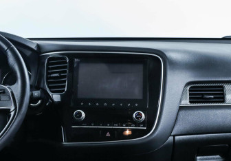 Подержанный автомобиль Mitsubishi Outlander 2022 года (10 фото)