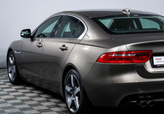 Подержанный автомобиль Jaguar XE 2016 года (19 фото)