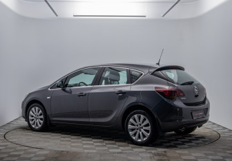 Подержанный автомобиль Opel Astra Hatchback 2011 года (7 фото)