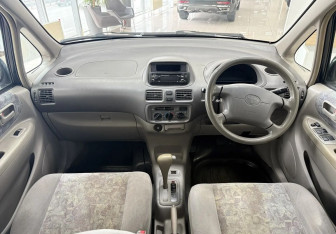 Подержанный автомобиль Toyota Corolla Spacio 1998 года (11 фото)