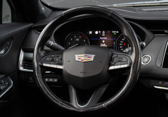 Подержанный автомобиль Cadillac XT4 2020 года (13 фото)