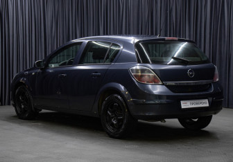Подержанный автомобиль Opel Astra Hatchback 2011 года (7 фото)