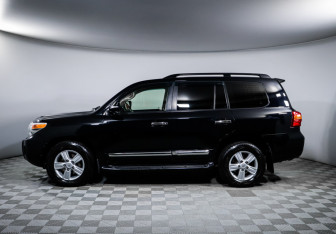 Подержанный автомобиль Toyota Land Cruiser Suv 2013 года (8 фото)