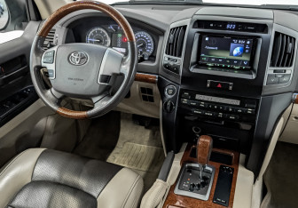 Подержанный автомобиль Toyota Land Cruiser Suv 2012 года (28 фото)