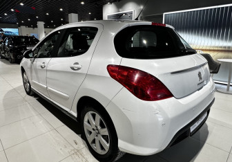 Подержанный автомобиль Peugeot 308 Hatchback 2012 года (3 фото)