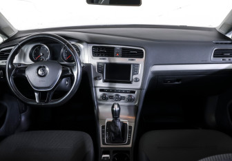 Подержанный автомобиль Volkswagen Golf Hatchback 2015 года (12 фото)