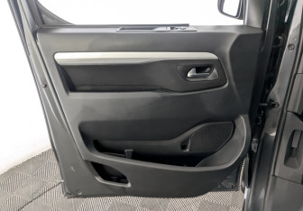 Подержанный автомобиль Peugeot Traveller 2021 года (20 фото)