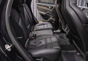 Подержанный автомобиль Porsche Cayenne 2019 года (12 фото)