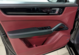 Подержанный автомобиль Porsche Cayenne 2018 года (22 фото)