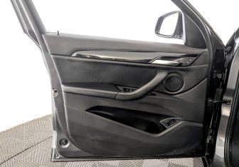 Подержанный автомобиль BMW X1 2017 года (19 фото)