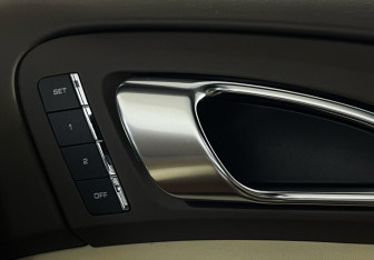 Подержанный автомобиль Porsche Cayenne 2012 года (24 фото)