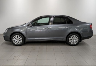 Подержанный автомобиль Volkswagen Jetta Sedan 2010 года (8 фото)