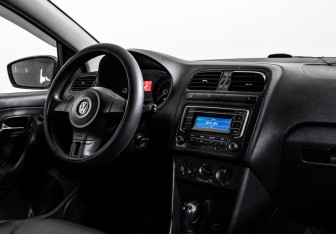 Подержанный автомобиль Volkswagen Polo Sedan 2012 года (9 фото)