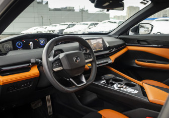 Подержанный автомобиль Changan UNI-V 2023 года (12 фото)